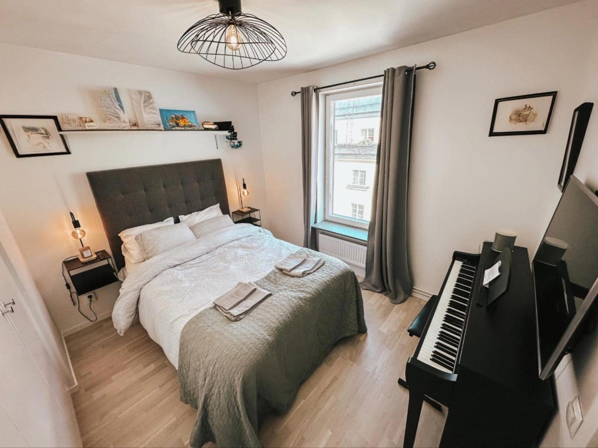 Modern, Centrally Located Apartment! Lägenhet *